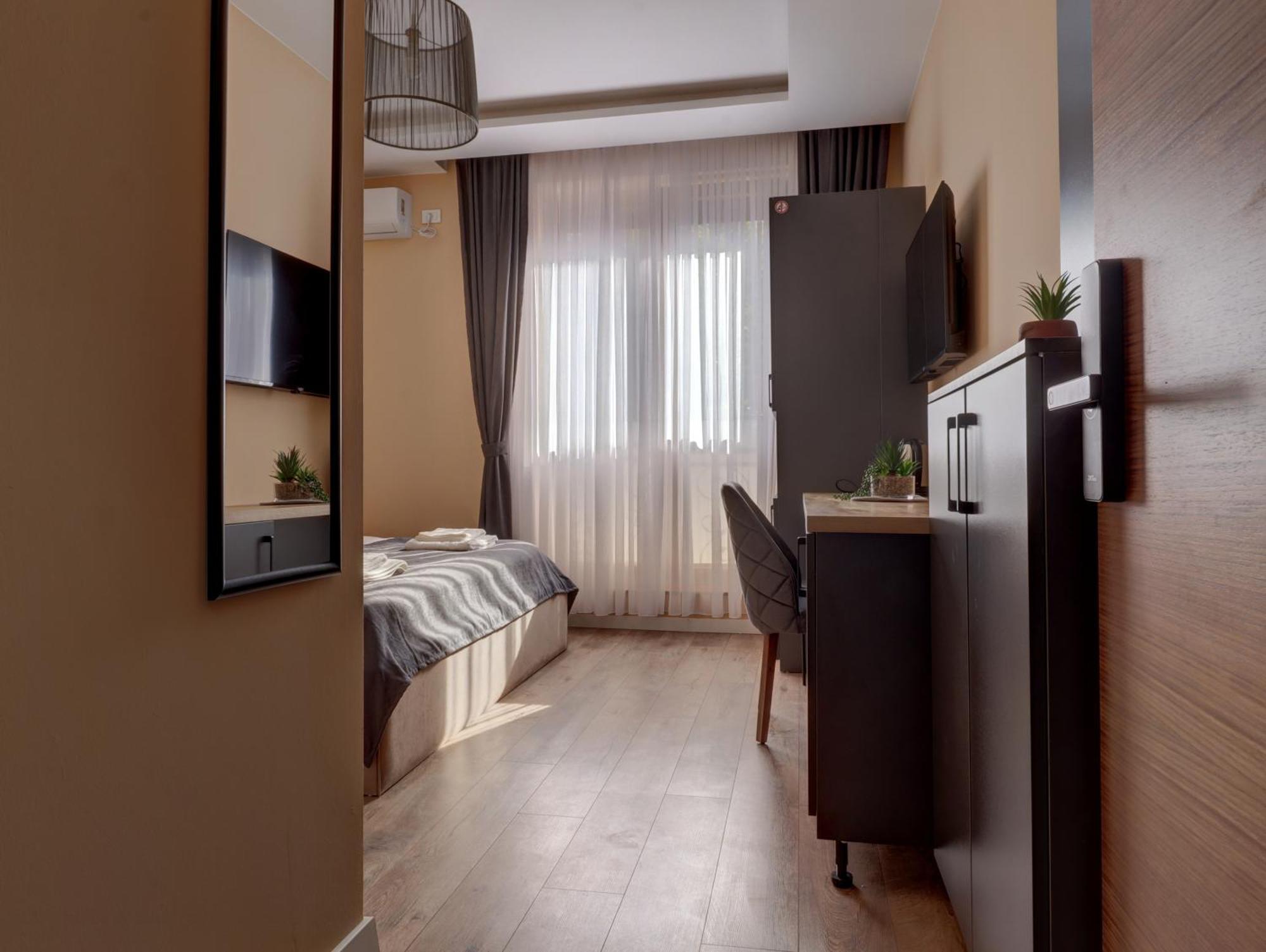 Midtown Prishtina Stays - Central Location Пристина Екстериор снимка